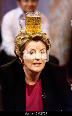 12. November 2002 - London, Großbritannien - Â © ELLIS O'BRIEN / LinkUK 11.12.02.'' EXKLUSIVE ''.'' FRANK SKINNER SHOW''-SHOW 10 - ITV. BRENDA BLETHYN. K27201 LINKUK / (Kredit-Bild: © Globe Photos/ZUMAPRESS.com) Stockfoto