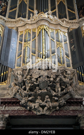 Historische Querpfeifenorgel der Nieuwe Kerk (neue Kirche) am Dam-Platz in Amsterdam, Holland, mit verzierten vergoldeten Holzarbeiten und bemalten Fensterläden Stockfoto