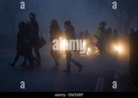 London, UK. 11. Dezember 2013: Londoner machen ihren Weg zur Arbeit in der Morgendämmerung in dichtem Nebel. London und der Südosten von schlechter Sicht und schlechten Straßenverhältnissen machen Reisen ein weiteres Elend Wintertag betroffen. Bildnachweis: Richard Baker / Alamy Live News Stockfoto