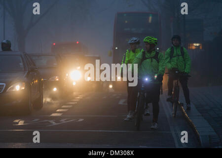 London, UK. 11. Dezember 2013: Londoner machen ihren Weg zur Arbeit in der Morgendämmerung in dichtem Nebel. London und der Südosten von schlechter Sicht und schlechten Straßenverhältnissen machen Reisen ein weiteres Elend Wintertag betroffen. Bildnachweis: Richard Baker / Alamy Live News Stockfoto