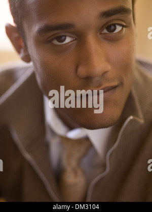 AFRIKANISCHE AMERIKANISCHE MANN PORTRÄT CASUAL NACHDENKLICH ERNST Stockfoto
