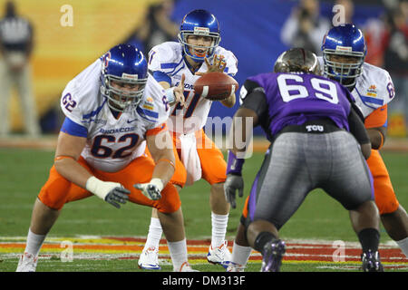 Boise State Broncos Kampf gegen TCU gehörnte Frösche in der 39. jährlichen Fiesta Bowl Tostitos gesponsert.  Boise State Quarterback Kellen Moore nimmt die Snap. (Kredit-Bild: © Tony Leon/Southcreek Global/ZUMApress.com) Stockfoto