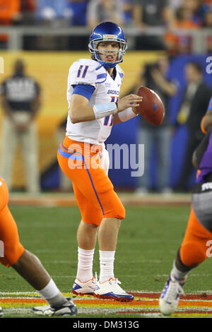Boise State Broncos Kampf gegen TCU gehörnte Frösche in der 39. jährlichen Fiesta Bowl Tostitos gesponsert.  Boise State Quarterback Kellen Moore warf für 103 ersten halben Yards, Boise State zu einer 10-7 Führung in der Hälfte führt. (Kredit-Bild: © Tony Leon/Southcreek Global/ZUMApress.com) Stockfoto