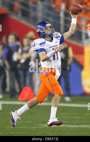 Boise State Broncos Kampf gegen TCU gehörnte Frösche in der 39. jährlichen Fiesta Bowl Tostitos gesponsert.  Boise State Quarterback Kellen Moore warf für 103 ersten halben Yards, Boise State zu einer 10-7 Führung in der Hälfte führt. (Kredit-Bild: © Tony Leon/Southcreek Global/ZUMApress.com) Stockfoto