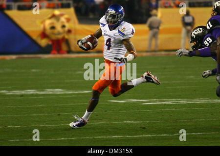 Boise State Broncos Kampf gegen TCU gehörnte Frösche in der 39. jährlichen Fiesta Bowl Tostitos gesponsert.   Boise State Wide Receiver Titus Young wendet sich die Ecke gegen TCU Verteidiger. (Kredit-Bild: © Tony Leon/Southcreek Global/ZUMApress.com) Stockfoto