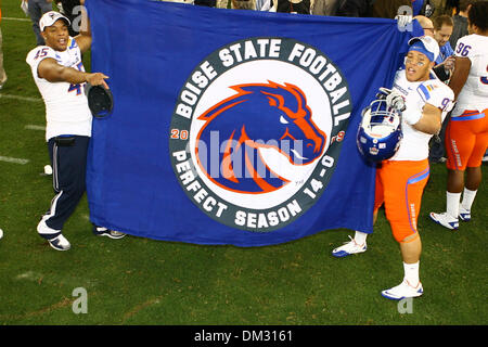 Boise State Broncos Kampf gegen TCU gehörnte Frösche in der 39. jährlichen Fiesta Bowl Tostitos gesponsert.  Boise State Linebacker Daron Mackey und Boise State defensive Tackle Chuck Hayes erhöhen die Boise State Football Flag verkünden ihre perfekte Saison 14-0. (Kredit-Bild: © Tony Leon/Southcreek Global/ZUMApress.com) Stockfoto