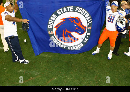Boise State Broncos Kampf gegen TCU gehörnte Frösche in der 39. jährlichen Fiesta Bowl Tostitos gesponsert.  Boise State Linebacker Daron Mackey und Boise State defensive Tackle Chuck Hayes erhöhen die Boise State Football Flag verkünden ihre perfekte Saison 14-0. (Kredit-Bild: © Tony Leon/Southcreek Global/ZUMApress.com) Stockfoto