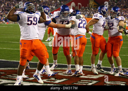 Boise State Broncos Kampf gegen TCU gehörnte Frösche in der 39. jährlichen Fiesta Bowl Tostitos gesponsert.  Boise State Spieler beleidigender Störungssucher Will Lawrence, laufen zurück Doug Martin, beleidigender Störungssucher Nate Potter, FB Dan Paul und Tackle Matt Slater feiern Martins vierte Quartal Partitur, die Boise voraus gesetzt, um 17-10 bleiben. (Kredit-Bild: © Tony Leon/Southcreek Global/ZUMApre Stockfoto