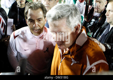 Texas Head Coach Mack Brown (R) und Alabama Head Coach Nick Saban (L) zum Jahresende 2010 BCS National Championship Game statt in der Rose Bowl in Pasadena, Kalifornien. #1 Alabama besiegte #2 Texas 37-21. (Kredit-Bild: © Don Montague/Southcreek Global/ZUMApress.com) Stockfoto