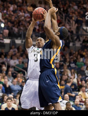 Notre Dame Wache Tory Jackson (1) und West Virginia nach vorne John Blumen (41) im Spiel Action zwischen den Notre Dame Fighting Irish und die West Virginia Mountaineers im Purcell-Pavillon im Zentrum Joyce in South Bend, Indiana.  Notre Dame besiegt West Virginia 70-68. (Kredit-Bild: © John Mersits/Southcreek Global/ZUMApress.com) Stockfoto