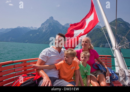 Schweiz Europa Vierwaldstättersee zentrale Schweiz Steamboat Familie Schiff Boot Schiffe Boote Kanton UR Uri Schweizerfahne See Stockfoto