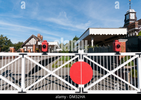 Die alte Linie Tore im Wolferton Bahnhof, 1969 geschlossen und jetzt ein Privathaus.  Es war ursprünglich die Station für Sandringham. Stockfoto