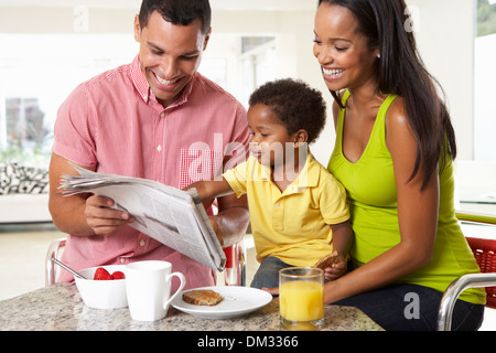 Familie frühstücken In der Küche zusammen Stockfoto