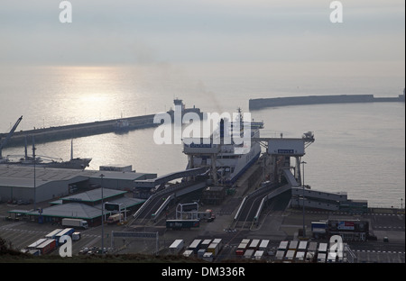 Eine Roll-on / Roll off Fähre dockt im Morgengrauen am Hafen von Dover, Kent, UK. Stockfoto