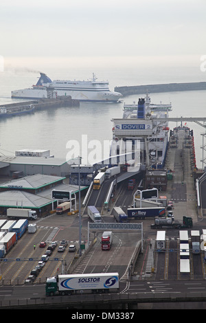 Roll-on / Roll-off-Fähren legen am Hafen von Dover, Kent, UK. LKWs werden gezeigt, verlassen die Fähre Stockfoto