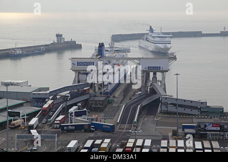 Fähren legen am Hafen von Dover, Kent, UK. LKW werden angezeigt, so dass eine Fähre als ein weiteres Manöver im Hafen Stockfoto