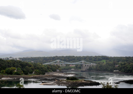 Die Menai-Brücke im Norden von Wales, Bangor, Anglesey verbindet. Stockfoto