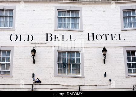 Der Vorderseite des Hotel The Old Bell, eine Poststation aus dem 15. Jahrhundert in Warminster, Wiltshire. Stockfoto