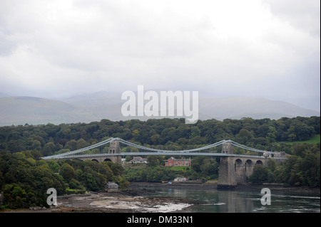 Die Menai-Brücke im Norden von Wales, Bangor, Anglesey verbindet. Stockfoto