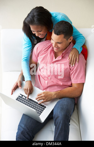 Draufsicht auf paar gemütlich auf Sofa mit Laptop Stockfoto