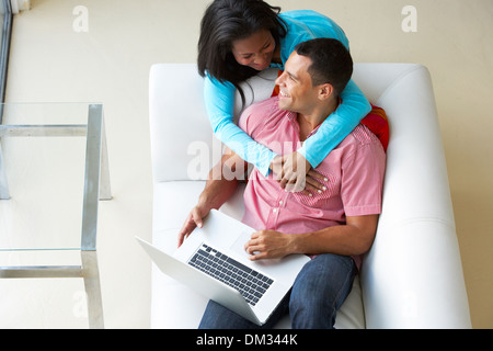 Draufsicht auf paar gemütlich auf Sofa mit Laptop Stockfoto