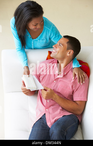 Draufsicht der Frau Mann beschenken Stockfoto