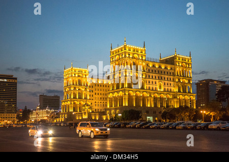 Aserbaidschan Kaukasus Eurasia Baku Regierung Verwaltung Architektur Avenue City Innenstadt Haus Reisen beleuchtet Lichter Stockfoto