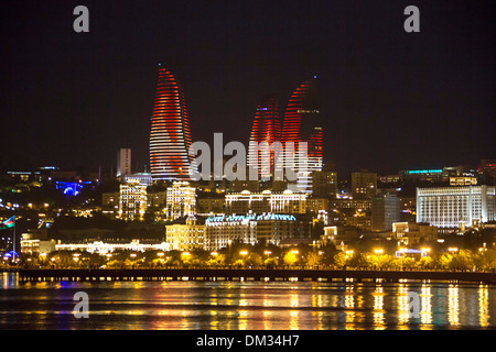 Aserbaidschan Kaukasus Eurasia Baku Regierung Architektur Avenue City Innenstadt Haus Sonnenuntergang Reisen beleuchtet Flame Towers Stockfoto