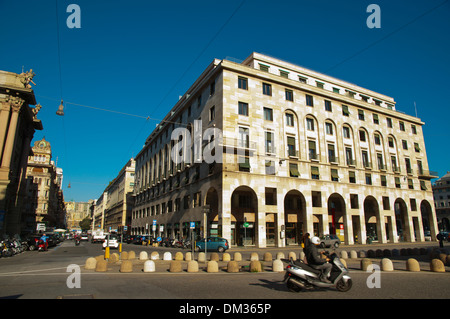 Verkehr vor der faschistischen Ära Architektur aus der 1930er Jahre Piazza della Vittoria quadratischen zentralen Genua Region Ligurien Italien Stockfoto