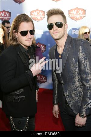Las Vegas, NV, USA. 10. Dezember 2013. Tyler Hubbard, Brian Kelley, Florida Georgia Line im Ankunftsbereich für 2013 American Country Awards (ACA), Mandalay Bay, Las Vegas, NV 10. Dezember 2013. Bildnachweis: James Atoa/Everett Collection/Alamy Live-Nachrichten Stockfoto