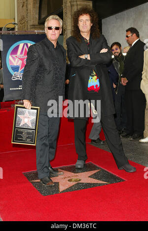 18. Oktober 2002 - Hollywood, Kalifornien - QUEEN BANDMITGLIEDERN BRIAN MAY und ROGER TAYLOR... ROCK-Gruppe QUEEN geehrt mit A.HOLLYWOOD Stern IN HOLLYWOOD, CA. FITZROY BARRETT / 18.10.2002 K26840FB (D) (Kredit-Bild: © Globe Photos/ZUMAPRESS.com) Stockfoto