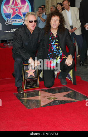 18. Oktober 2002 - Hollywood, Kalifornien - QUEEN BANDMITGLIEDERN BRIAN MAY und ROGER TAYLOR... ROCK-Gruppe QUEEN geehrt mit A.HOLLYWOOD Stern IN HOLLYWOOD, CA. FITZROY BARRETT / 18.10.2002 K26840FB (D) (Kredit-Bild: © Globe Photos/ZUMAPRESS.com) Stockfoto