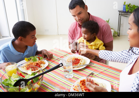 Familie Mahlzeit zusammen zu Hause Stockfoto