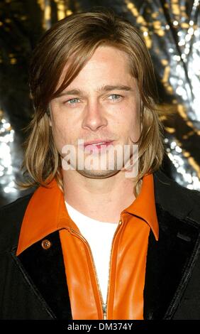 12. Dezember 2002 - Los Angeles, Kalifornien, USA - K27980FB LOS ANGELES PREMIERE - ABOUT SCHMIDT. DIE AKADEMIE, BEVERLY HILLS, CA.12/12/02. FITZROY BARRETT / 2002.BRAD PITT (Kredit-Bild: © Globe Photos/ZUMAPRESS.com) Stockfoto