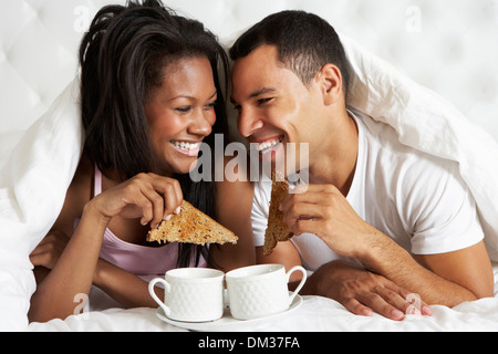 Paar genießen das Frühstück im Bett Stockfoto