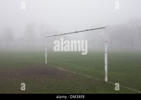 London Park Torpfosten auf Nebel am frühen Morgen. Stockfoto