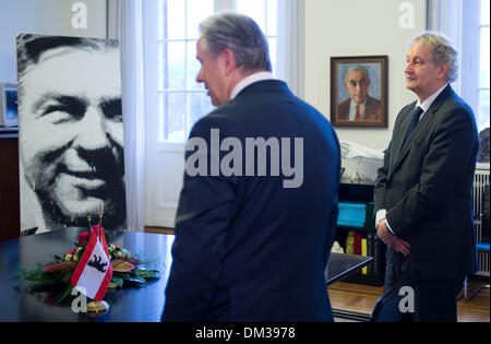 Berlin, Deutschland. 11. Dezember 2013. Bürgermeister von Berlin Klaus Wowereit (L) zeigt Bürgermeister von Amsterdam Eberhard van der Laan Stand an der Vorderseite ein Porträt von Wowereit im Rathaus in Berlin, Deutschland, 11. Dezember 2013. Gesprächsthemen waren eine Ausweitung ihrer Zusammenarbeit in den Bereichen e-Mobilität, die Kreativwirtschaft und Quartiersmanagement. Foto: BERND VON JUTRCZENKA/Dpa/Alamy Live-Nachrichten Stockfoto