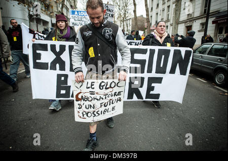 Paris, Frankreich. 4. Dezember 2013. Nach der Entscheidung der Regierung, die Bewohner der Hocke '' le Bloc'' gewaltsam zu vertreiben welche Host 200 Menschen, Medecin du Monde und Le DAL organisiert eine Demonstration zu protestieren und versucht, die Räumung zu vermeiden. Foto: Romain Carre/NurPhoto © Romain Carre/NurPhoto/ZUMAPRESS.com/Alamy Live-Nachrichten Stockfoto