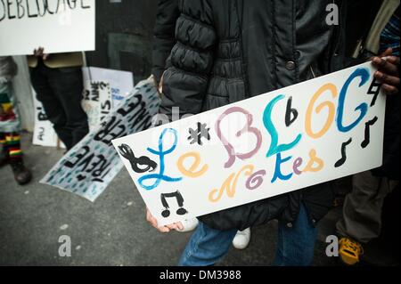 Paris, Frankreich. 4. Dezember 2013. Nach der Entscheidung der Regierung, die Bewohner der Hocke '' le Bloc'' gewaltsam zu vertreiben welche Host 200 Menschen, Medecin du Monde und Le DAL organisiert eine Demonstration zu protestieren und versucht, die Räumung zu vermeiden. Foto: Romain Carre/NurPhoto © Romain Carre/NurPhoto/ZUMAPRESS.com/Alamy Live-Nachrichten Stockfoto