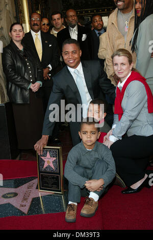 17. Januar 2002 - CUBA GOODING Jr... MIT HOLLYWOOD WALK OF FAME STAR GEEHRT. CUBA GOODING JR. MIT EHEFRAU SARA KAPFER. UND SOHN MASON UND SPENCER. FITZROY BARRETT / 17.01.2002 K23830FB (D) (Kredit-Bild: © Globe Photos/ZUMAPRESS.com) Stockfoto