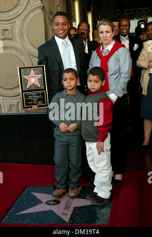17. Januar 2002 - CUBA GOODING Jr... MIT HOLLYWOOD WALK OF FAME STAR GEEHRT. CUBA GOODING JR. MIT EHEFRAU SARA KAPFER. UND SOHN MASON UND SPENCER. FITZROY BARRETT / 17.01.2002 K23830FB (D) (Kredit-Bild: © Globe Photos/ZUMAPRESS.com) Stockfoto