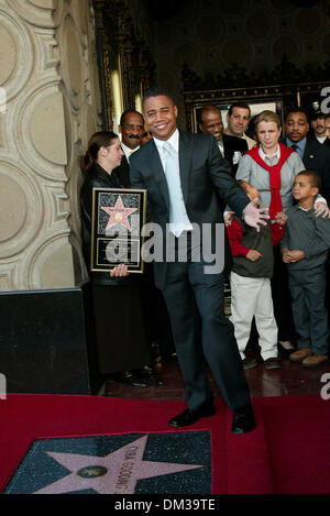 17. Januar 2002 - CUBA GOODING Jr... MIT HOLLYWOOD WALK OF FAME STAR GEEHRT. CUBA GOODING JR. MIT FAMILIE IN HINTERGRUND. FITZROY BARRETT / 17.01.2002 K23830FB (D) (Kredit-Bild: © Globe Photos/ZUMAPRESS.com) Stockfoto