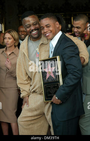 17. Januar 2002 - CUBA GOODING Jr... MIT HOLLYWOOD WALK OF FAME STAR GEEHRT. CUBA GOODING JR. UND SEINEM VATER CUBA GOODING. FITZROY BARRETT / 17.01.2002 K23830FB (D) (Kredit-Bild: © Globe Photos/ZUMAPRESS.com) Stockfoto