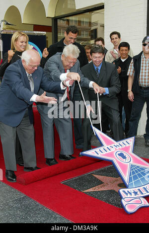 27. März 2002 - Los Angeles, Kalifornien - RODNEY DANGERFIELD mit HOLLYWOOD geehrt. WALK OF FAME STAR IN LOS ANGELES, KALIFORNIEN. RODNEY DANGERFIELD UND FRAU JOAN UND BOB SAGET. FITZROY BARRETT / 27.03.2002 K24546FB (D) (Kredit-Bild: © Globe Photos/ZUMAPRESS.com) Stockfoto