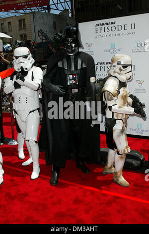 12. Mai 2002 - Los Angeles, Kalifornien - STAR WARS EPISODE II Angriff der Klonkrieger. LOS ANGELES PREMIERE PROFITIEREN DIE. FULLFILLMENT-FONDS, IST HELD AM GRAUMAN CHINESISCHEN. THEATER. DARTH VADER UND STURMTRUPPEN. FITZROY BARRETT / 12.05.2002 K24997FB (D) (Kredit-Bild: © Globe Photos/ZUMAPRESS.com) Stockfoto