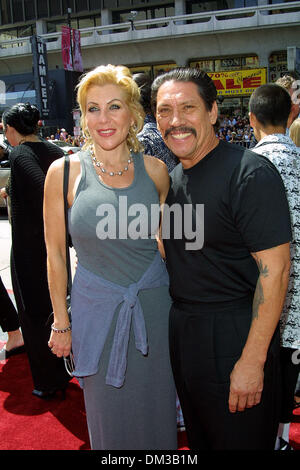 28. Juli 2002 - Pasadena, Kalifornien - SPY KIDS 2 die Insel der verlorenen Träume. PREMIERE AM GRAUMAN ES CHINESE THEATER. IN LOS ANGELES, KALIFORNIEN. DANNY TREJO UND FRAU DEBBIE. FITZROY BARRETT / 28.07.2002 K25682FB (D) (Kredit-Bild: © Globe Photos/ZUMAPRESS.com) Stockfoto