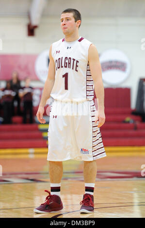 Hamilton, New York, USA. 10. Dezember 2013. 10. Dezember 2013: Colgate Raiders Wache Austin Tillotson #1 sieht vor eine NCAA Basketball-Spiel zwischen der Fordham Rams und die Colgate Raiders am Cotterell Hof in Hamilton, New York. Fordham besiegte Colgate 77-73. Rich Barnes/CSM/Alamy Live-Nachrichten Stockfoto