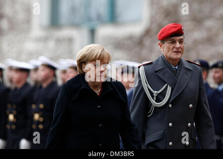 Berlin, Deutschland. 11. Dezember 2013. Malis Präsident Ibrahim Boubacar Keita ist mit Militar Auszeichnung von Bundeskanzlerin Angela Merkel im Kanzleramt in Berlin zu begrüßen. / Foto: Angela Merkel, Bundeskanzlerin und Ibrahim Boubacar Ke•ta, Präsident von Mali. Stockfoto