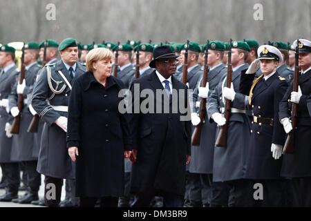 Berlin, Deutschland. 11. Dezember 2013. Malis Präsident Ibrahim Boubacar Keita ist mit Militar Auszeichnung von Bundeskanzlerin Angela Merkel im Kanzleramt in Berlin zu begrüßen. / Foto: Angela Merkel, Bundeskanzlerin und Ibrahim Boubacar Ke•ta, Präsident von Mali. Stockfoto