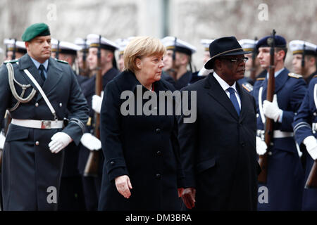 Berlin, Deutschland. 11. Dezember 2013. Malis Präsident Ibrahim Boubacar Keita ist mit Militar Auszeichnung von Bundeskanzlerin Angela Merkel im Kanzleramt in Berlin zu begrüßen. / Foto: Angela Merkel, Bundeskanzlerin und Ibrahim Boubacar Ke•ta, Präsident von Mali. Stockfoto